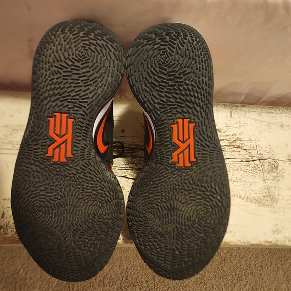 Men's Nike Kyrie Low 2 Sunset Shoes - Picture 3 of 5